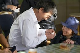 『すばらしき世界』の撮影風景。主人公の三上を演じる役所広司と西川美和監督