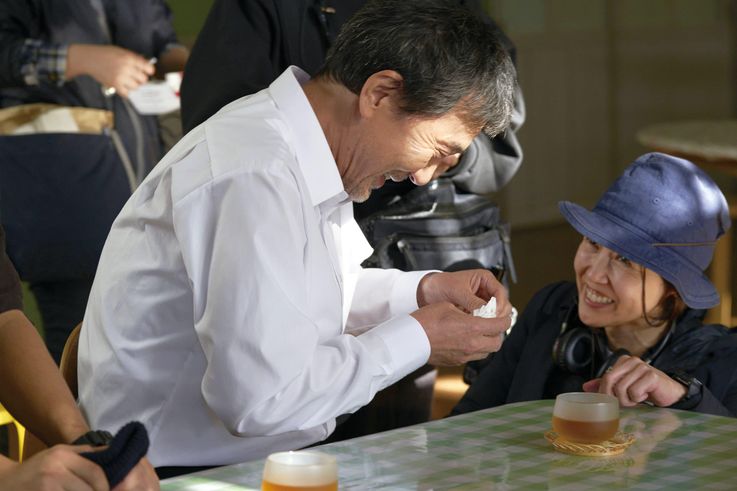 『すばらしき世界』の撮影風景。主人公の三上を演じる役所広司と西川美和監督