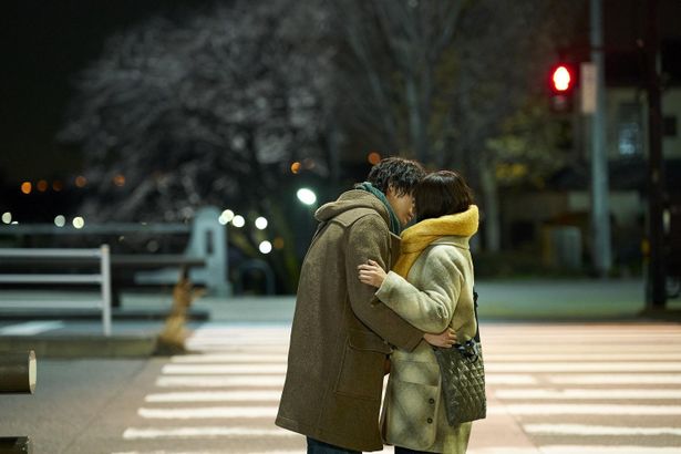 菅田将暉と有村架純が信号待ちの間にキス…『花束みたいな恋を 菅田将暉と有村架純が信号待ちの間にキス…『花束みたいな恋を