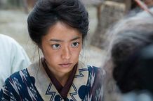 日焼けメイクを施し、全力で主人公のいとを演じる『大コメ騒動』の井上真央