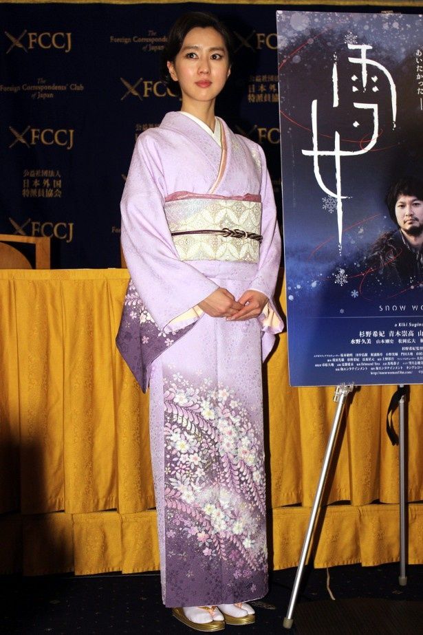 【写真を見る】美しい！杉野希妃の和装の全身ショット