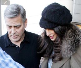 空港を歩くジョージ＆アマル夫妻