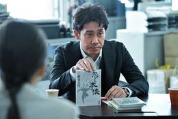 大泉洋の真剣な眼差し…その裏に隠された秘密とは！？『騙し絵の牙』新場面写真解禁