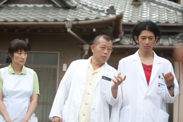 主演は笑福亭鶴瓶。「その嘘は、罪ですか。」がキャッチコピーだった『ディア・ドクター』(09)