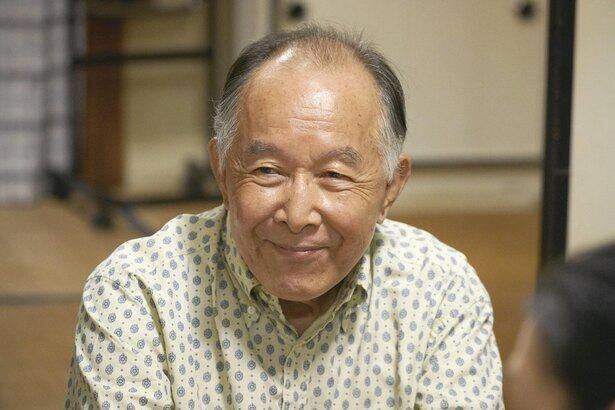弁護人の庄司(橋爪功)は三上の身元引受人を引き受け、家に呼んで食事を振る舞う