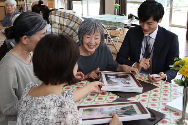 結子は“おもいで写真”を通じてお年寄りたちの日々を輝かせる