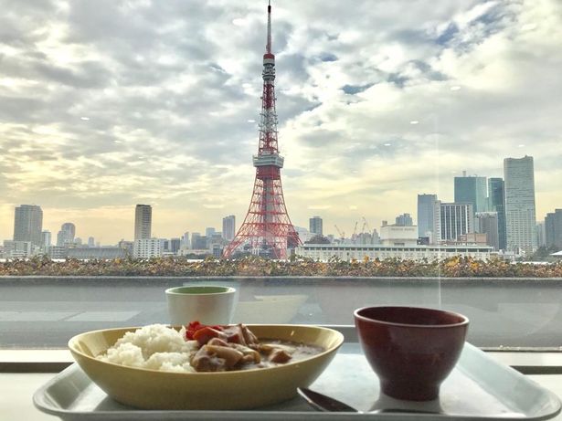 【写真を見る】東京タワーを臨む絶景が堪能できる港区役所11階の「レストランポート」からの景色