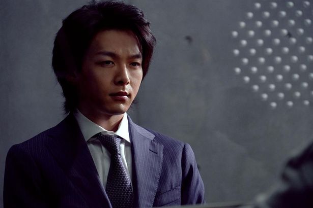 中村倫也が演じるのは、由紀とともに事件の真相に迫ろうとする弁護士の庵野迦葉