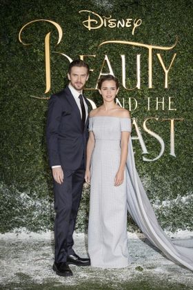 エマ・ワトソン(右)とダン・スティーヴンスがそろって登場