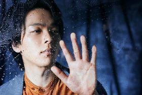 撮影中、ガラスに息を吹きかけたりと遊ぶ中村倫也。未掲載ショットを独占公開！