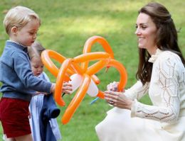 キャサリン妃の投稿動画に未公開写真が映り込み？