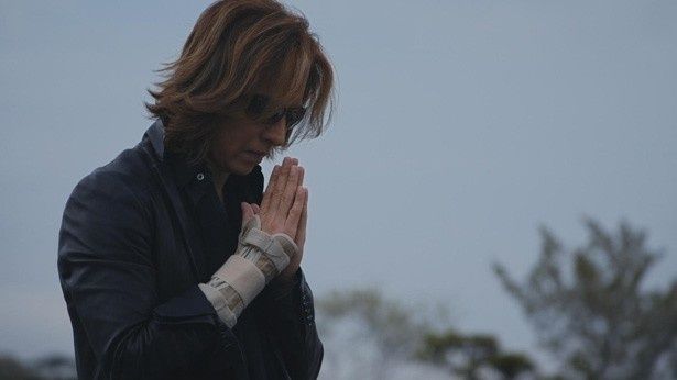 【写真を見る】劇中にはYOSHIKIがHIDEやTAIJIの墓参をするシーンも