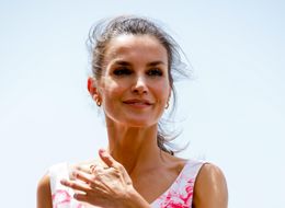 レティシア王妃、久々にマスクなしの姿を公務で披露