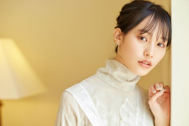 撮影は一昨年の2019年。取材では、劇中の彼女とは違った大人びた表情も見せてくれた