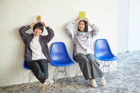 お笑いコンビ、Aマッソの加納愛子と、作家の山内マリコ