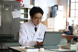 日本におけるPTSD(心的外傷後ストレス障害)研究の先駆者、安克昌をモデルにした『心の傷を癒(いや)すということ』