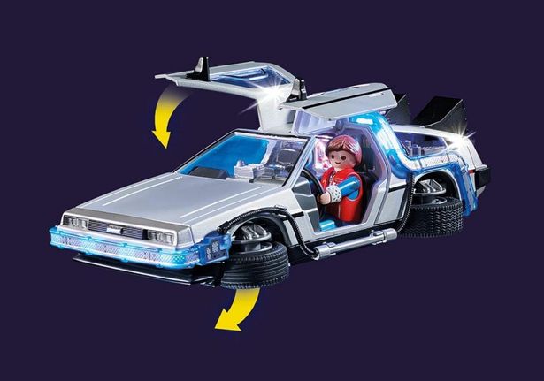 【写真を見る】『BTTF』など映画とコラボしたプレイモービルのフィギュアたち(「70317『バック・トゥ・ザ・フューチャー』デロリアン」)
