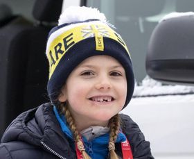 スウェーデン王室のかわいい姉弟がスキー満喫