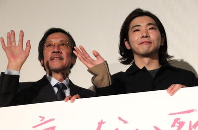奥田瑛二、赤面！義理の息子の前でNG連発