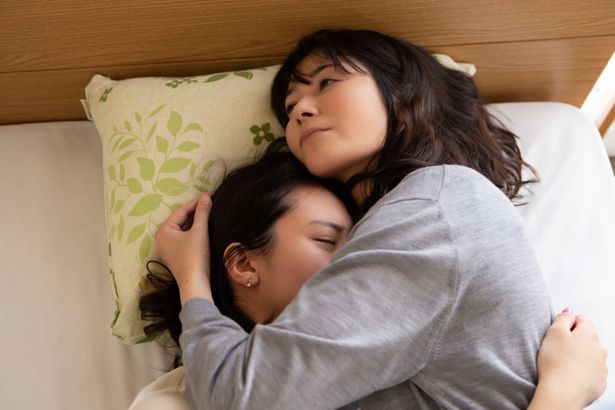 【写真を見る】ベッドで強く抱き合うふたり…。彼女たちの艶やかな写真も公開