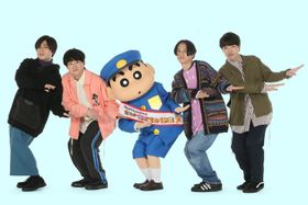 制服姿のしんちゃんと主題歌を担当するマカロニえんぴつ