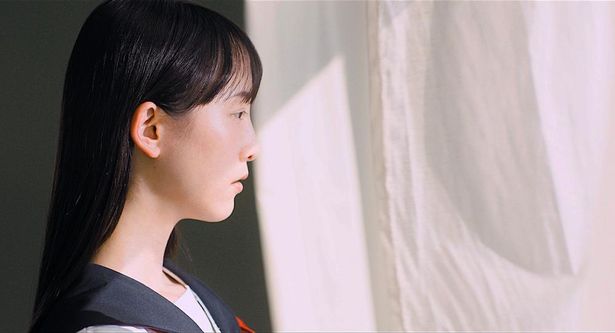 制服姿の松井玲奈が演じるのは幽霊のような女