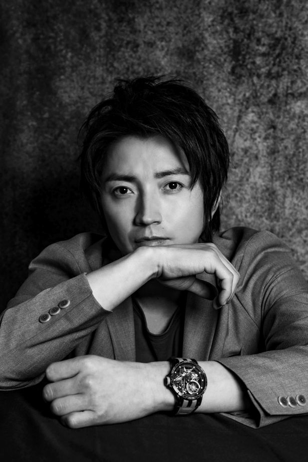 【写真を見る】「たくさんの出会いに支えられている」と感謝が溢れだす藤原竜也と、竹内涼真を撮り下ろし！