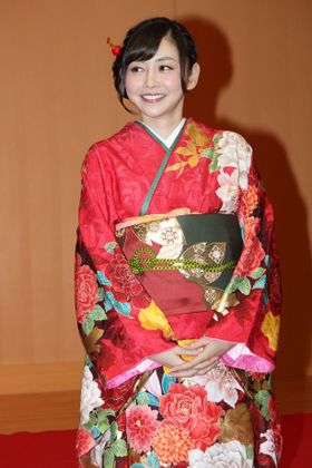 存在感抜群の真っ赤な晴れ着で登場した杉原杏璃
