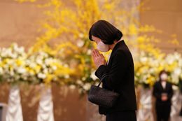 岡田会長と長年タッグを組んできた吉永小百合