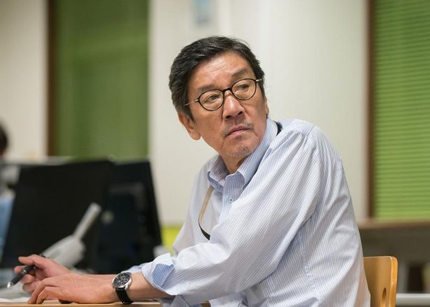 患者やその家族と親身に接する河田の先輩、長野浩平役の奥田瑛二