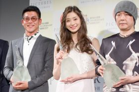 開幕したゆうばり国際ファンタスティック映画祭2017で「京楽ピクチャーズ．PRESENTS ニューウェーブアワード」受賞した駿河太郎、足立梨花、静野孔文