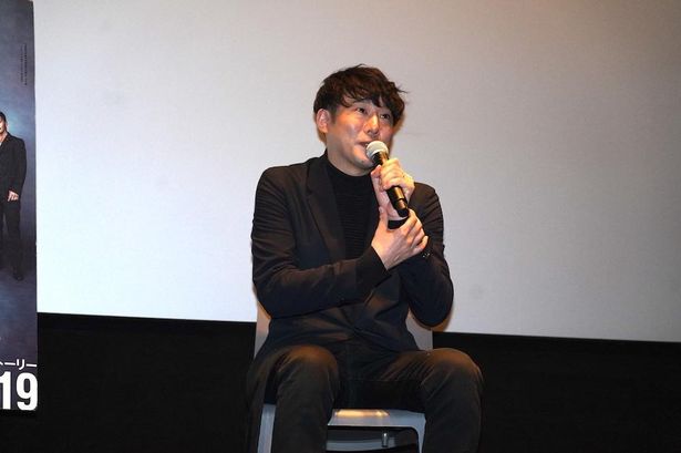 次回作への期待を寄せられ、「ラブコメを撮るのは無理です…」と笑う藤井道人監督