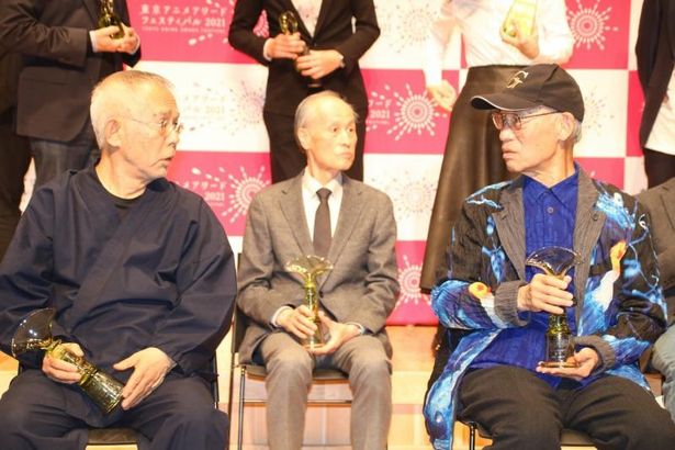 【写真を見る】鈴木敏夫プロデューサーと富野由悠季監督が語り合う、貴重な一幕も