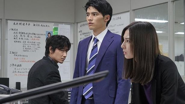 【写真を見る】北川が綾野に強烈ビンタ!? その裏側も収録