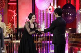 長澤まさみ、ブロンズを受け取って笑顔に