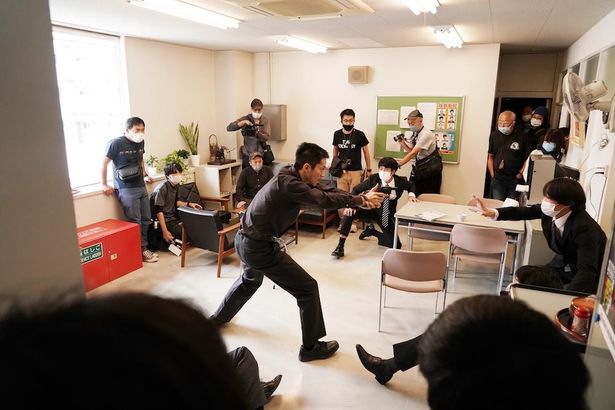 【写真を見る】ワイルドな刑事へとレベルアップした日岡 (松坂桃李)