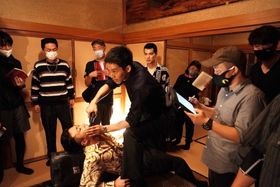 スタッフ、キャストの真剣な表情から緊迫感が伝わる!