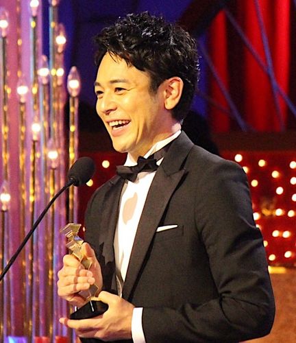 第40回日本アカデミー賞最優秀助演男優賞・妻夫木聡が綾野剛と熱き抱擁！