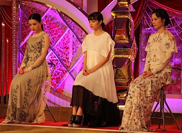広瀬すずは、ふんわり揺れるドレスで登場