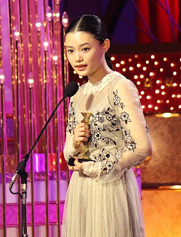 モノトーン花柄のドレスで登場