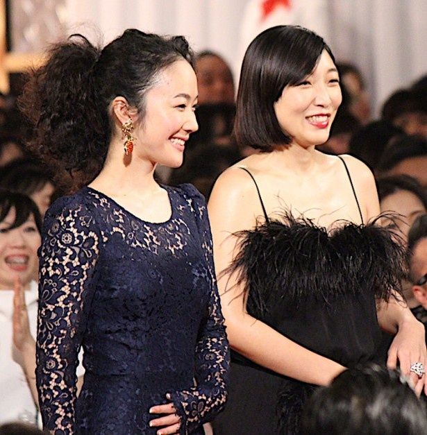 安藤サクラ、胸元のファーがキュート！