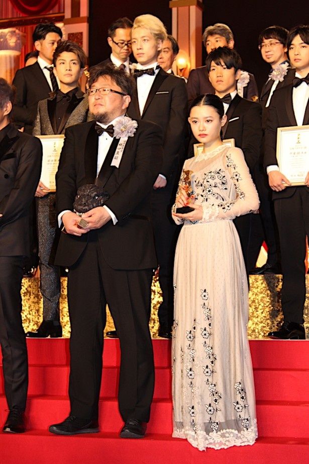ブロンズを手にした杉咲花