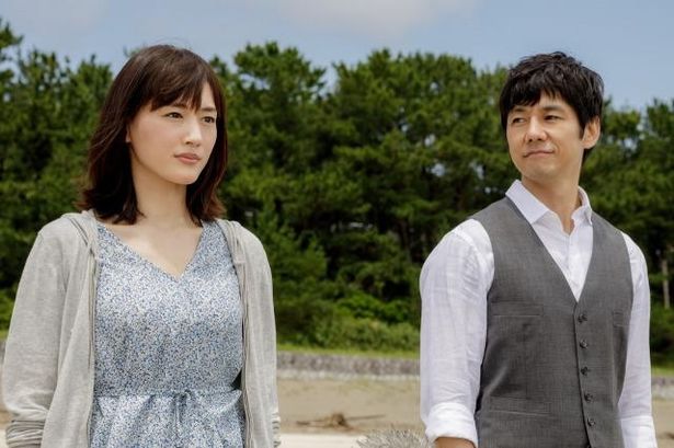 元特殊工作員の菜美(綾瀬はるか)と公安エリートの勇輝(西島秀俊)という異色の夫婦