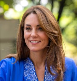 キャサリン妃、白のドレスで思い出の場所へ