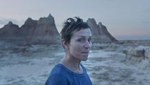 フランシス・マクドーマンドが、自らのライフスタイルを投影して主人公を演じた『ノマドランド』