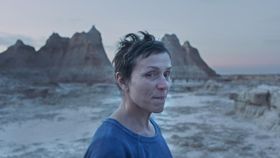 フランシス・マクドーマンドが、自らのライフスタイルを投影して主人公を演じた『ノマドランド』