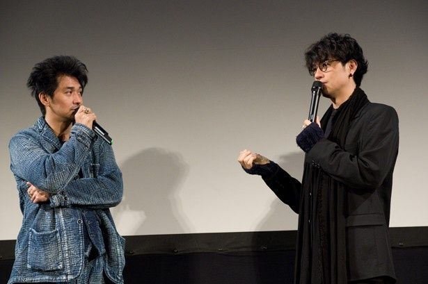 【写真を見る】村上淳と出会いのエピソードについて語り合う斎藤