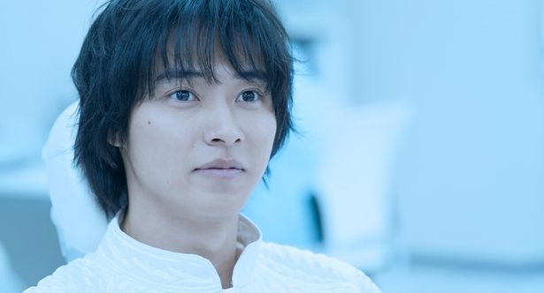 【写真を見る】山崎賢人が将来を期待される科学者に扮し、30年の時を超える！