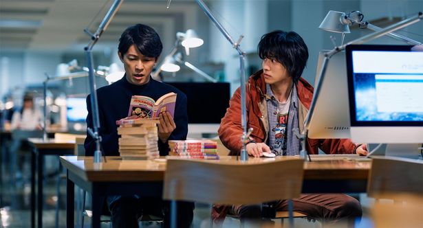 藤木直人が30年後に目覚めた宗一郎の手助けをするロボット役に