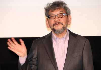 会場に手を振る庵野秀明総監督